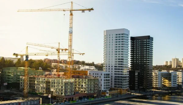 des grues visibles sur un site de construction